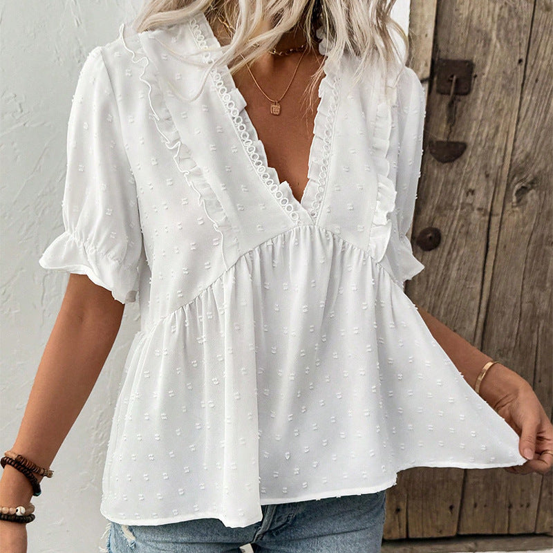 Feminint bluse med volangdetaljer og V-hals