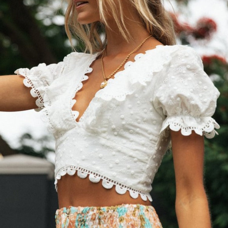 Feminine crop top med blomdesign och spetsdetaljer