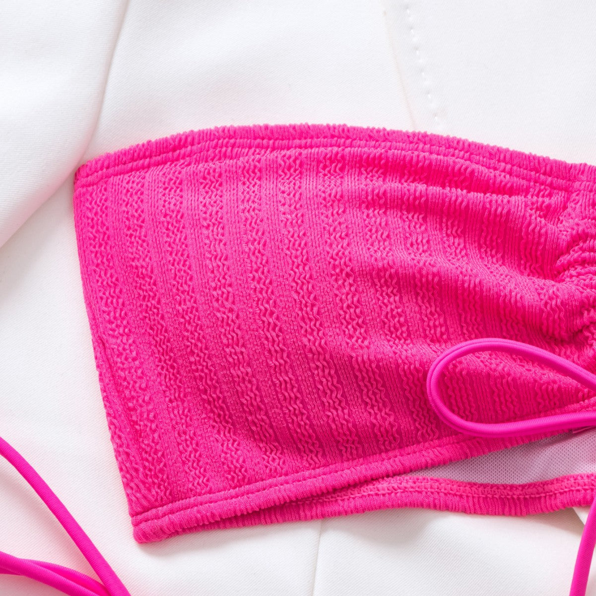 Stilren Bandeau-Bikini för Eleganta Stranddagar