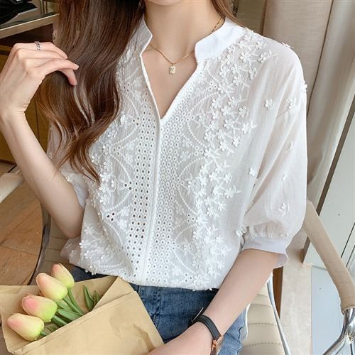 Elegant Bluse med Blomsterbroderi og Halvlange Ærmer