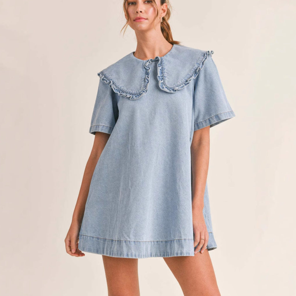 Feminint Denim Kjole med Flatterende Krave og Detaljer