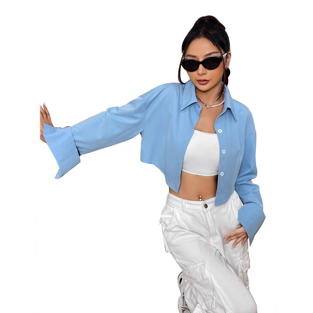 Elegant cropped bluse med lette ærmer og knapdetaljer