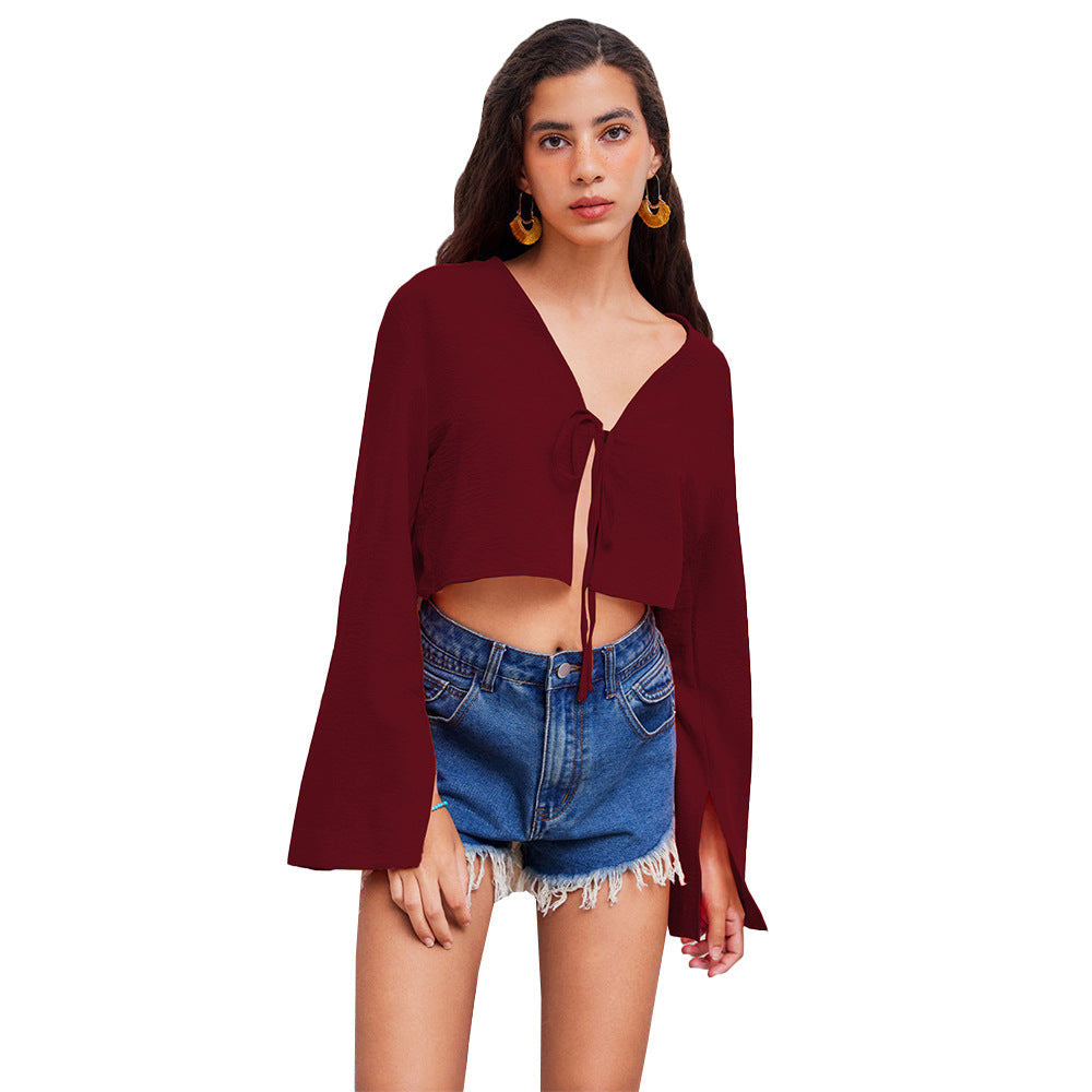 Elegant Crop Top med Djup V-ringning och Lekfull Knytning