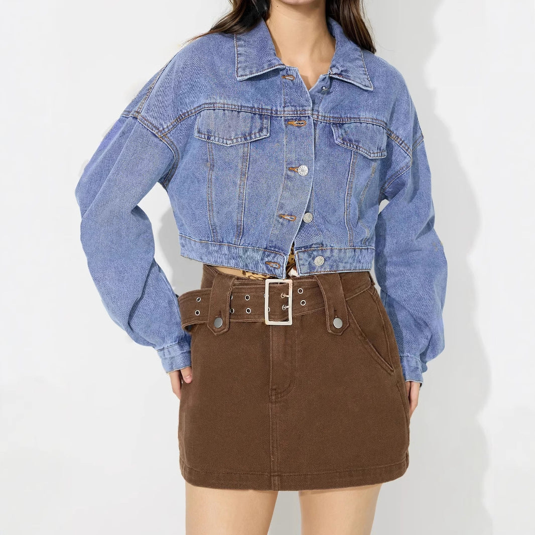 Modern, kort jeansjacka med trendiga ärmar och knappdetaljer