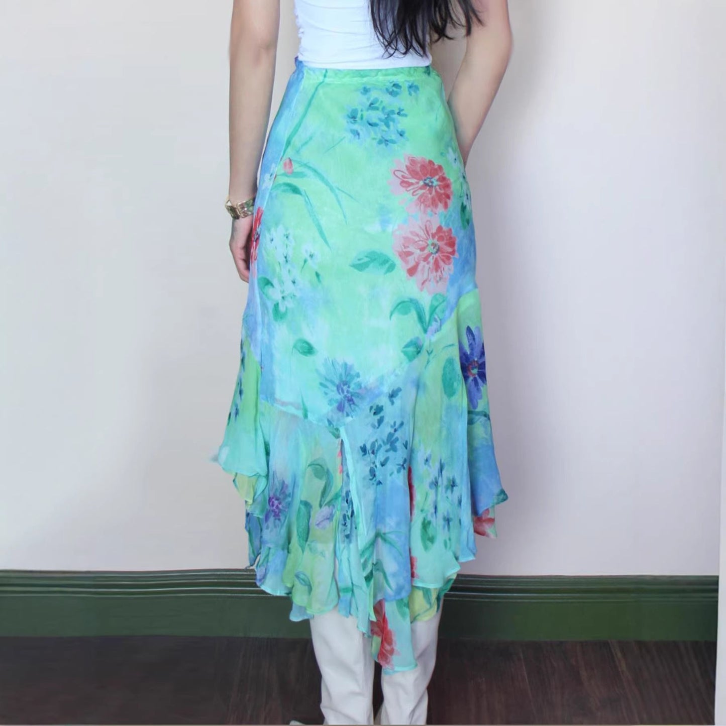 Asymmetrisk Volangkjol med Blommig Chiffon