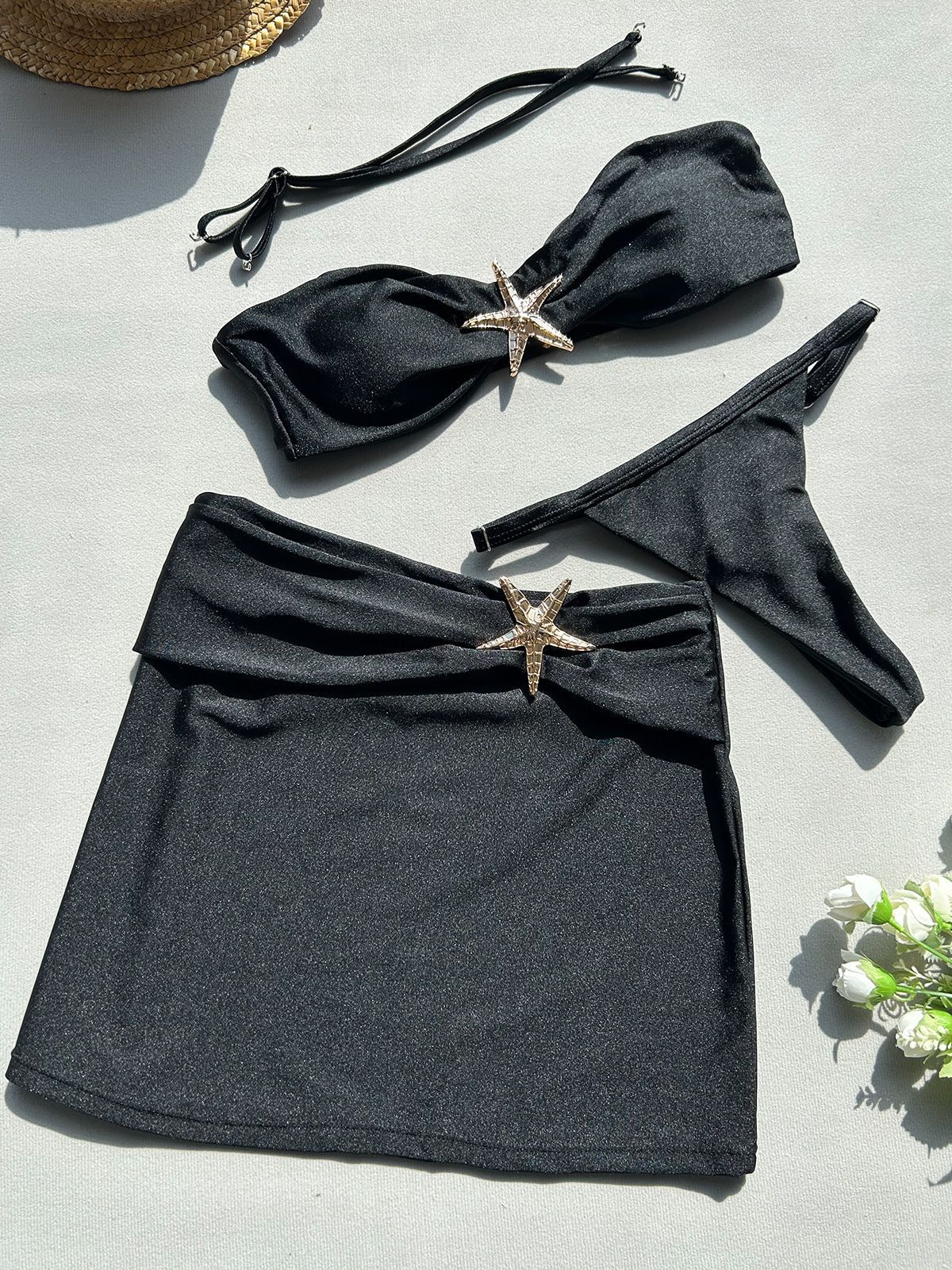 Feminint Bandeau-Bikini-Set med Chic Volang och Stilren Kjol
