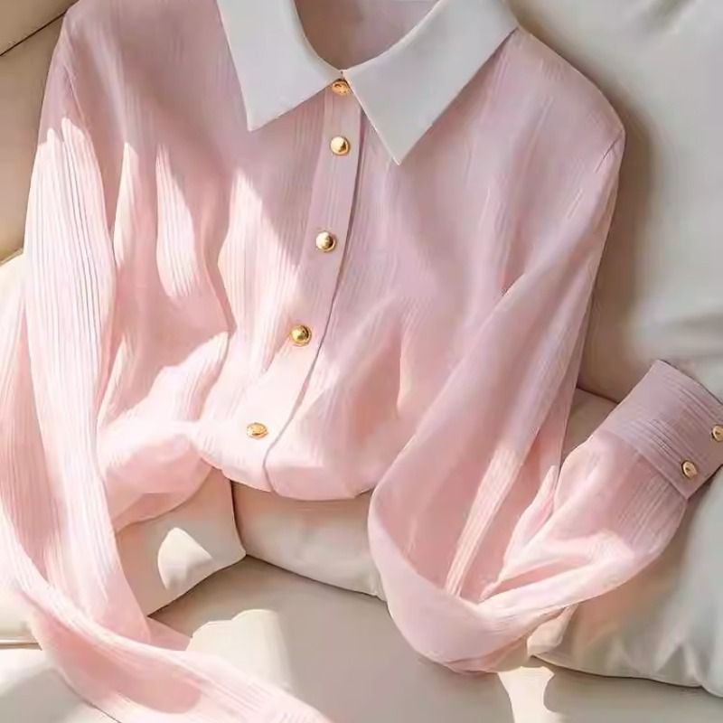 Stilfuld Bluse med Struktureret Design og Kontrastkrave