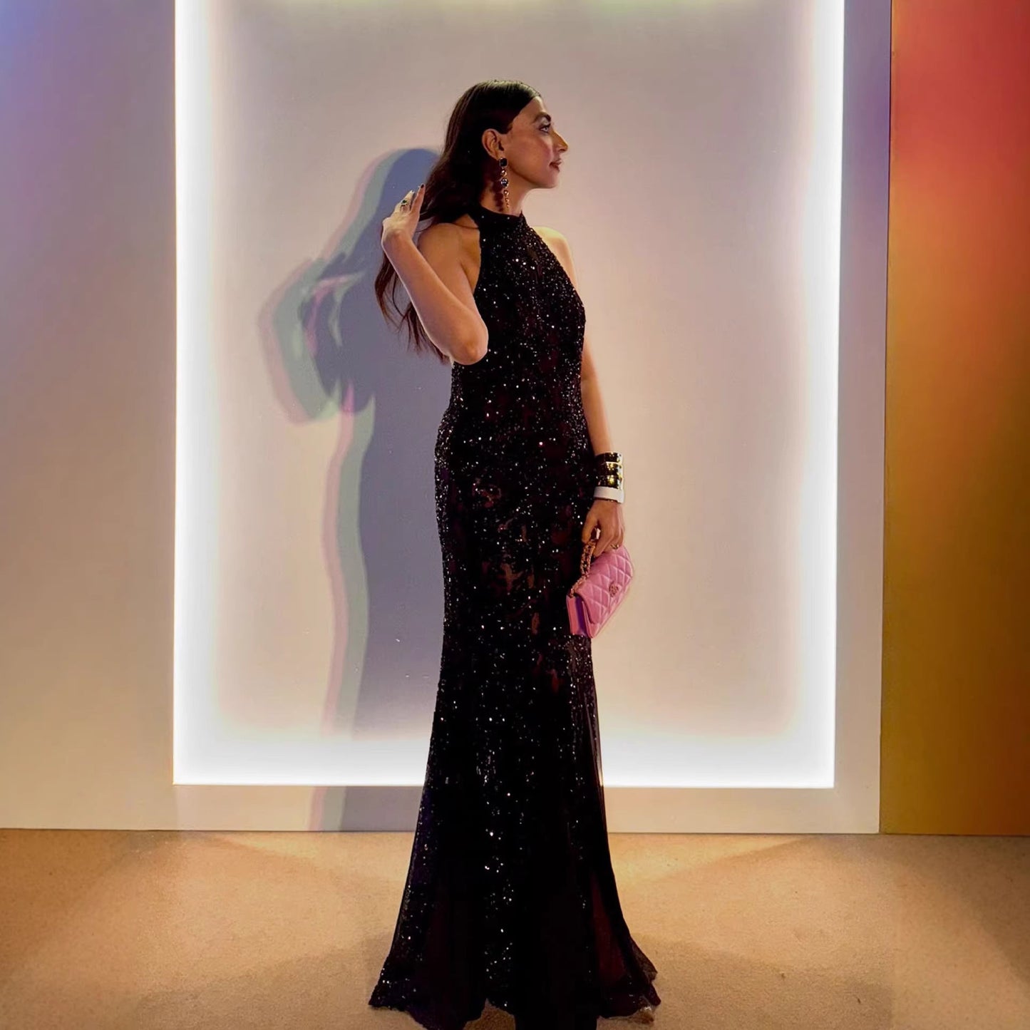 Eleganta aftonklänningen med glittrande detaljer och halterkrage