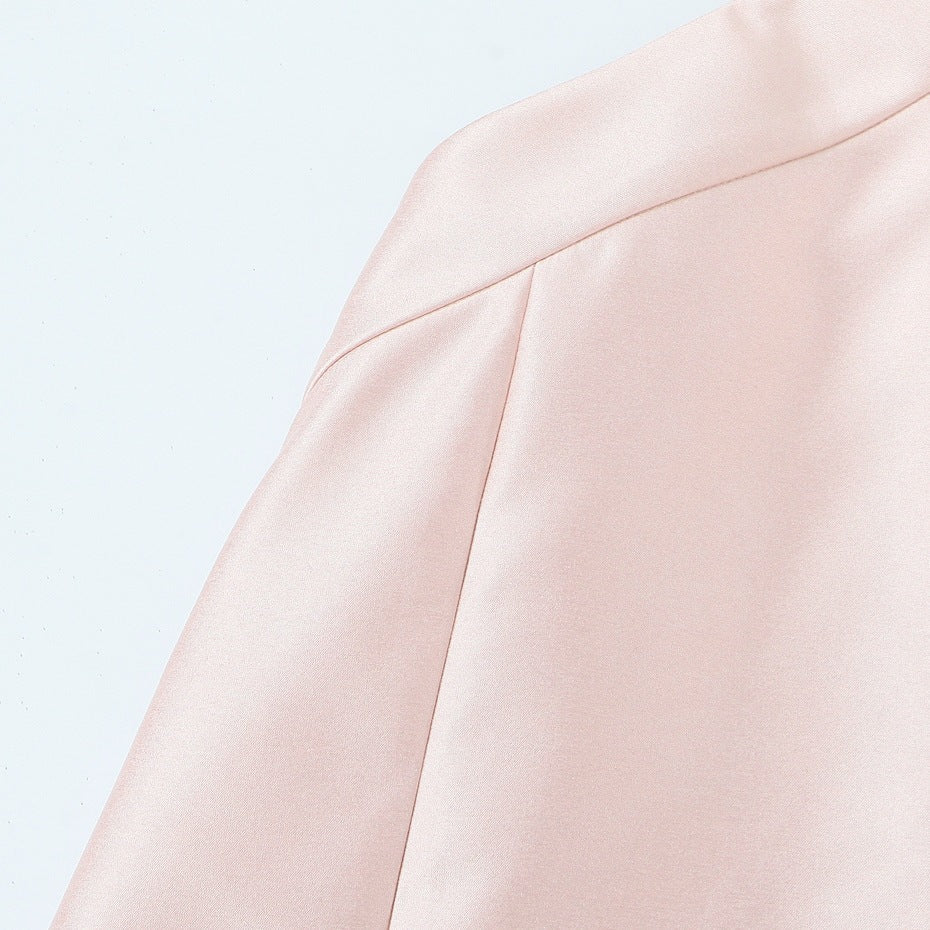 Elegant Klänning med Asymmetrisk Design och Chic Ryggdekoration