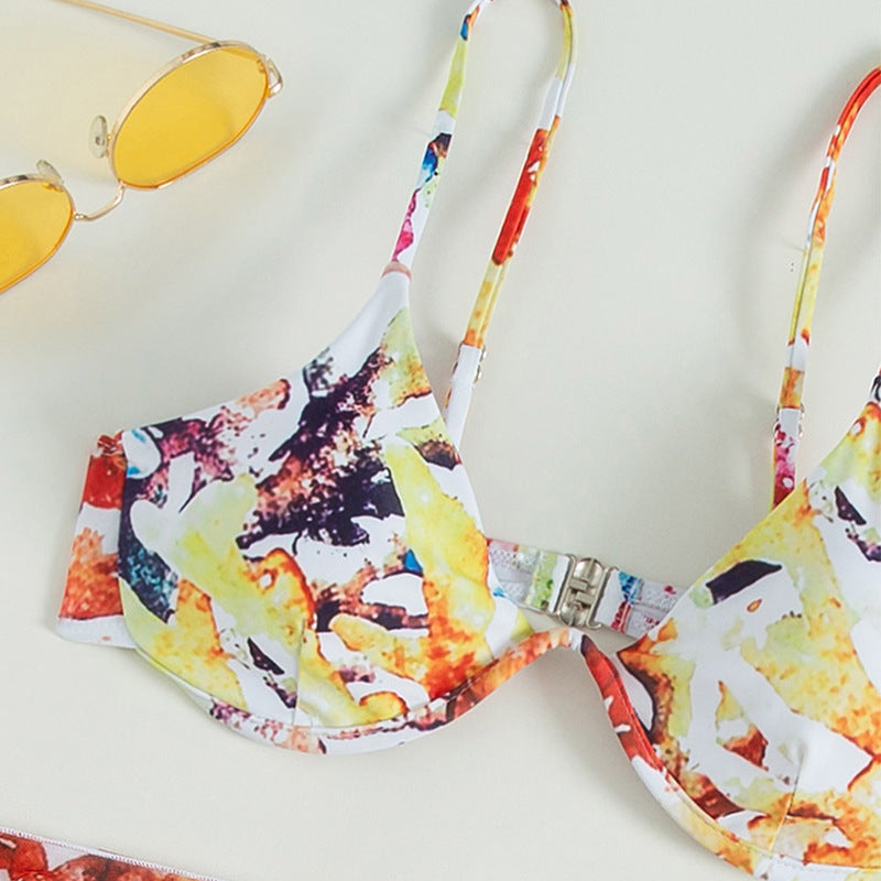 Elegant Bikinikombination med Blommönster och Chic Sarong