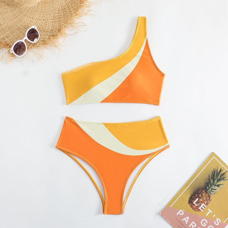 Trendigt Bikiniset med Asymmetrisk Topp och Höga Uskärningar