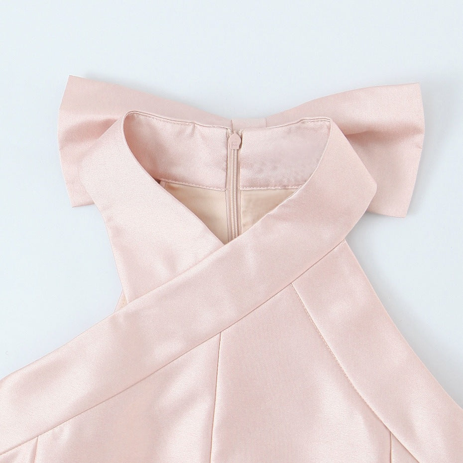 Elegant Klänning med Asymmetrisk Design och Chic Ryggdekoration