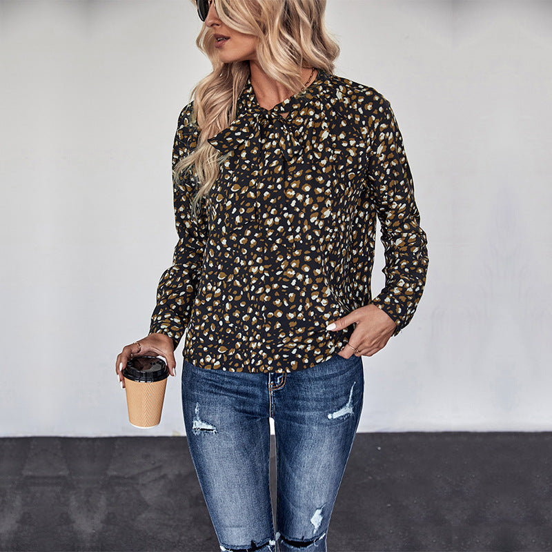 Stilfull Blus med Moderna Prickar och Elegant Krage