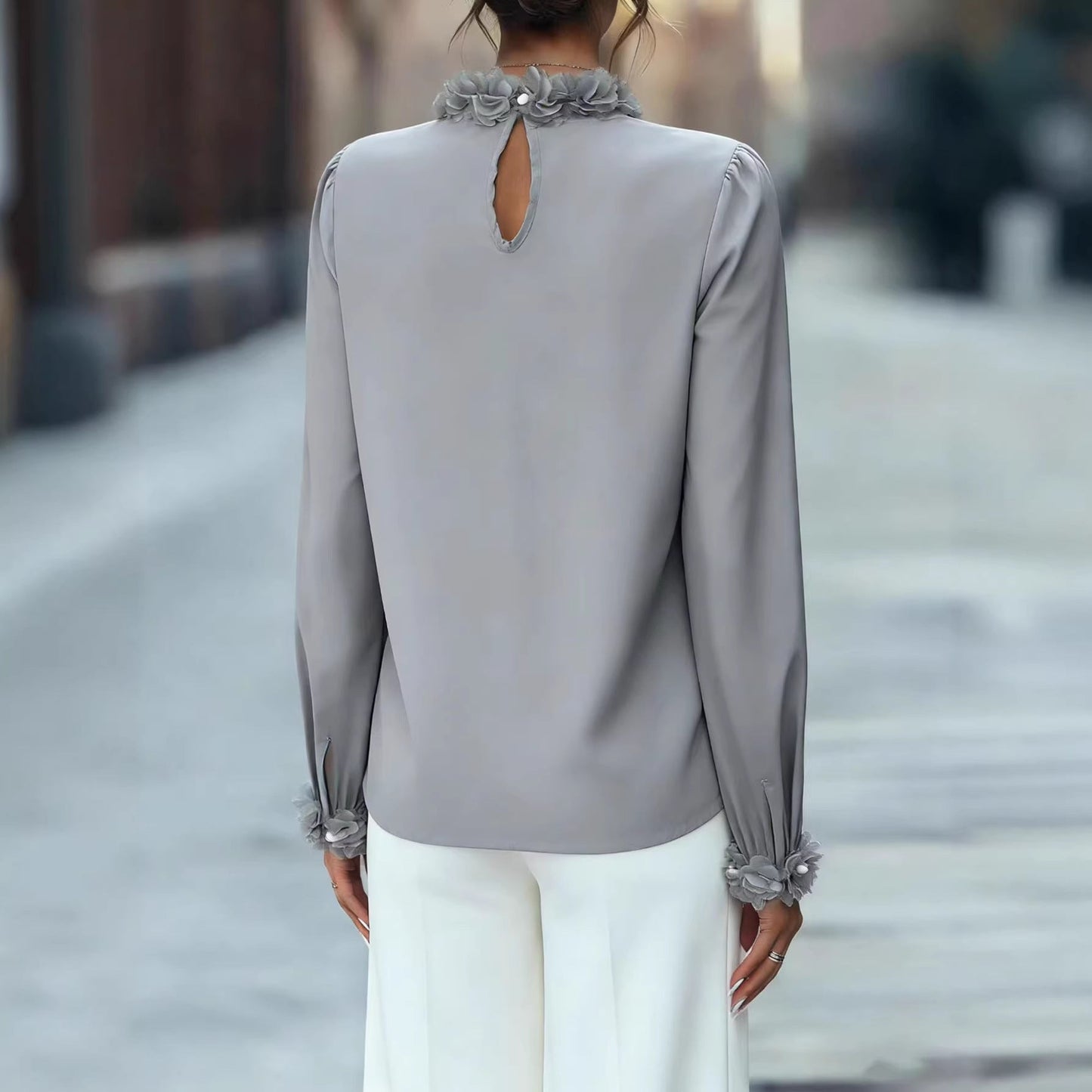 Elegant Bluse med Blomsterdetaljer og Volanger