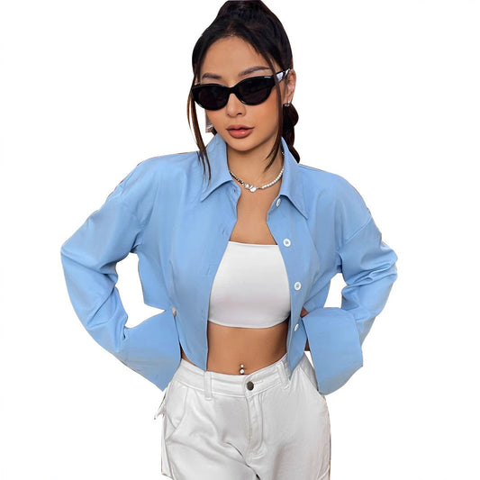Elegant kort blus med lätta ärmar och knappdetaljer