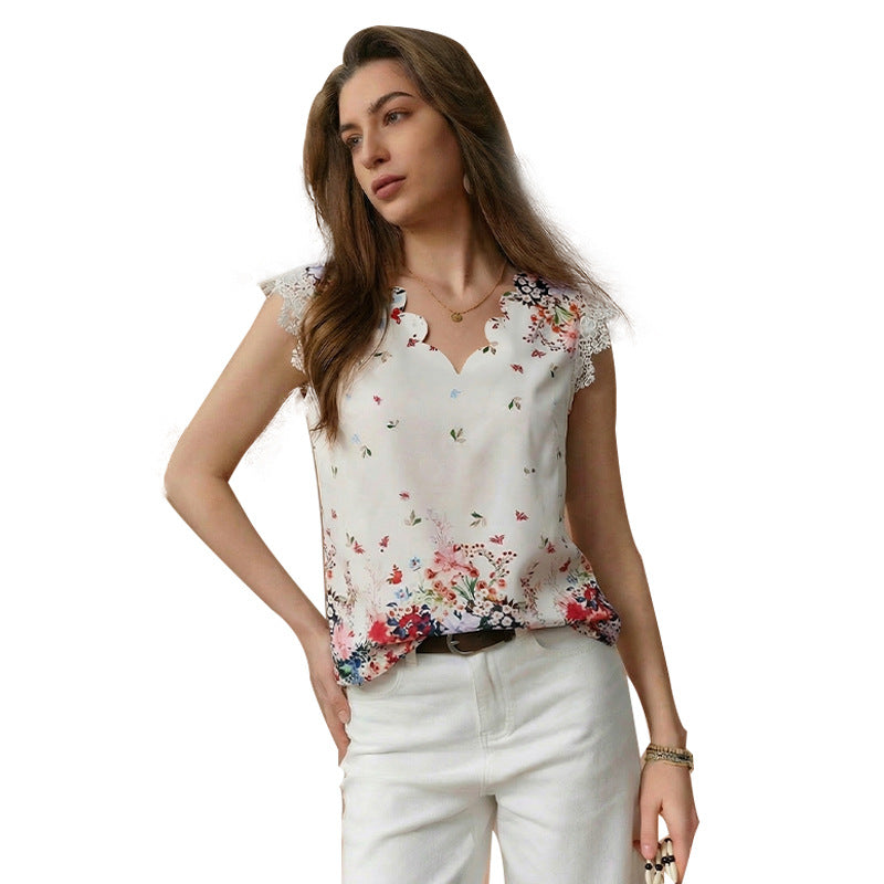 Elegant blus med blommigt tryck och spetsdetaljer