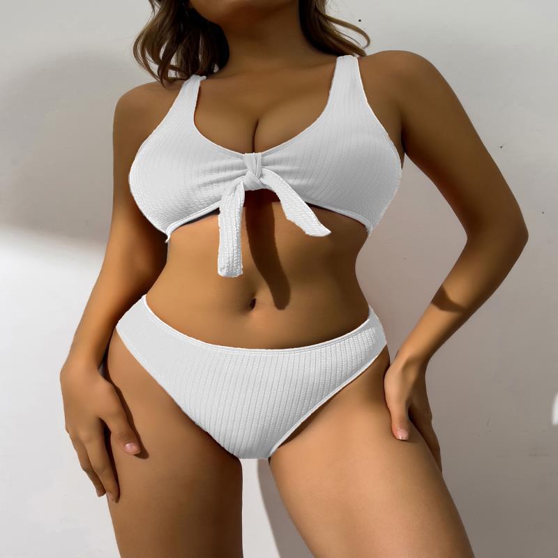 Stilfull Baddräkt med Crop-Top Design och Knoten Detalj