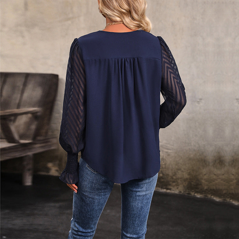 Feminine Bluse med Flatterende Detaljer og Gennemsigtige Ærmer