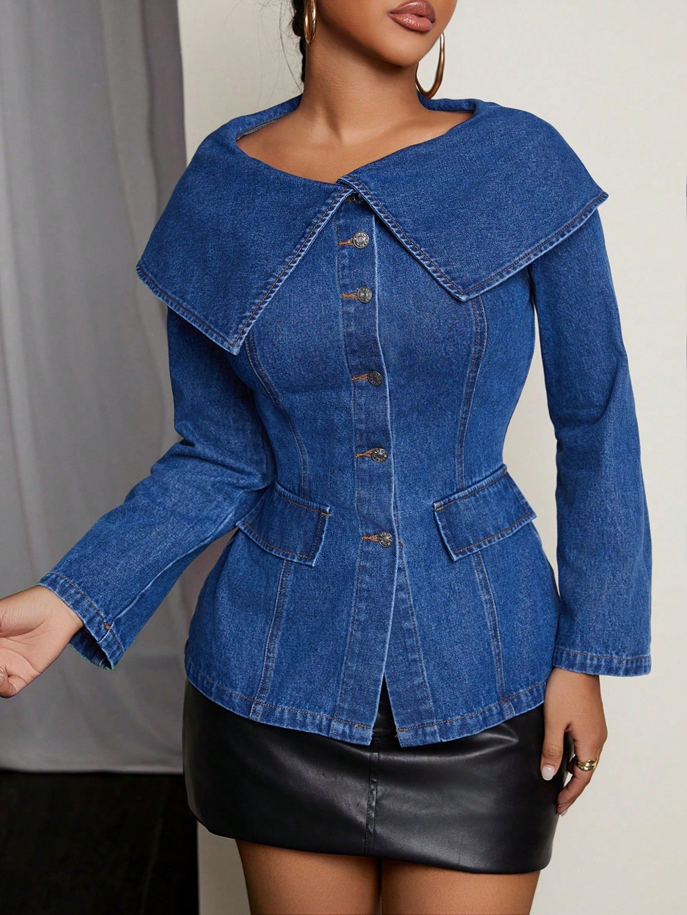 Elegant Denim Blazer med Slående Krave og Praktiske Lommer