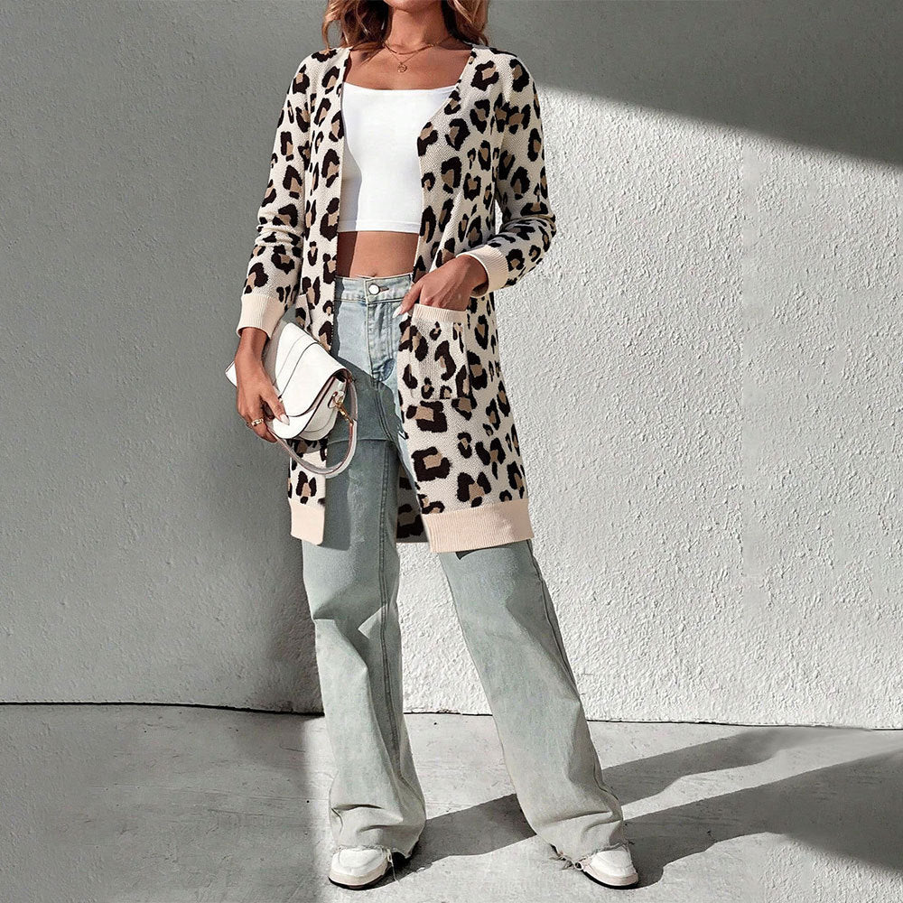 Modern kofta med leopardmönster och funktionella fickor