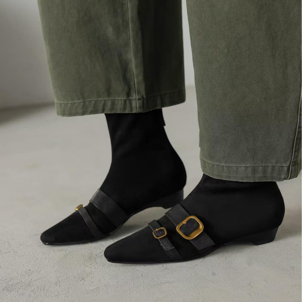 Eleganta Ankelstövlar med stiliga remmar och spetsig design