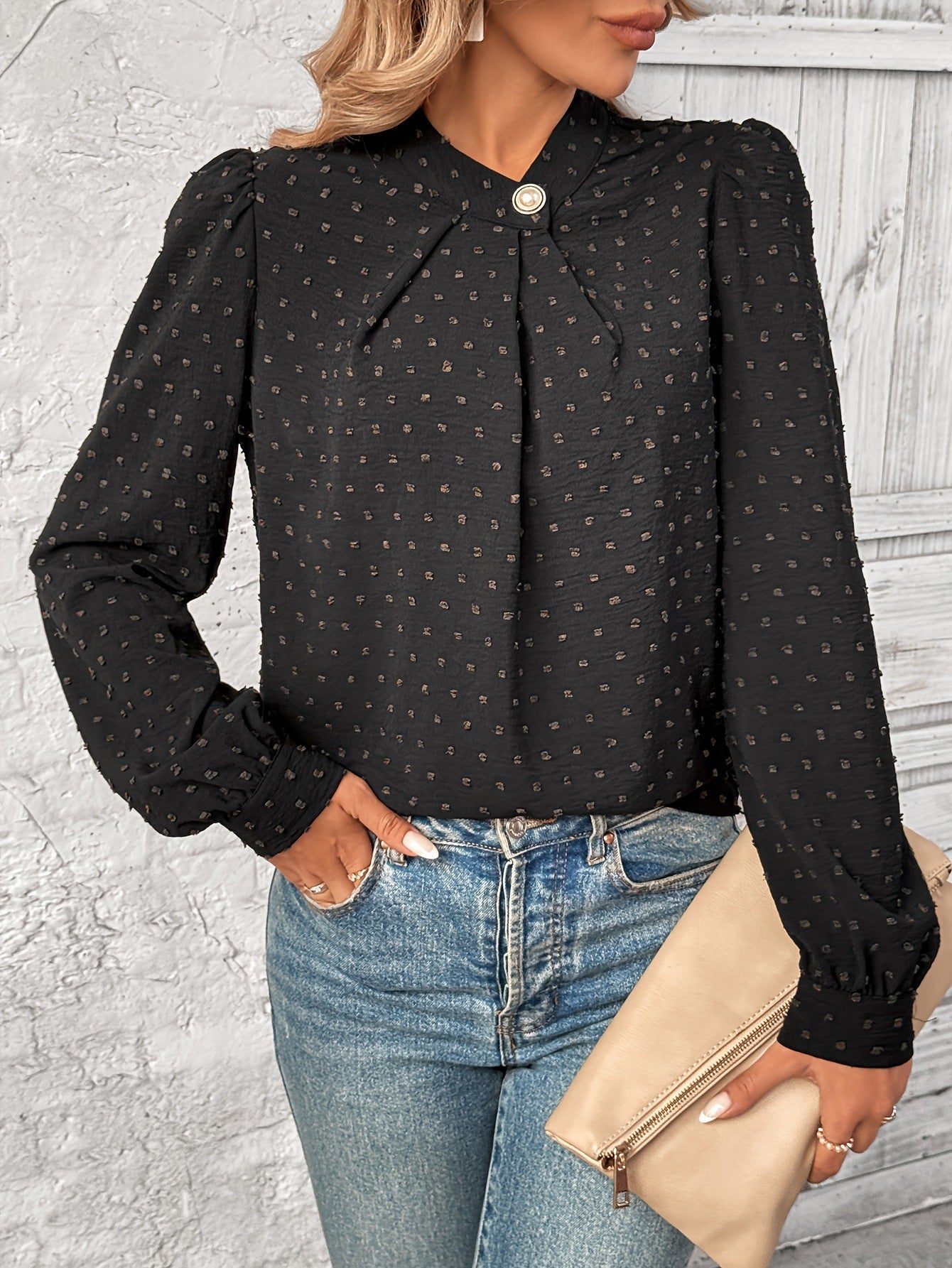 Stilfuld Bluse med Feminin Rynkedetalje og Elegant Knapdesign