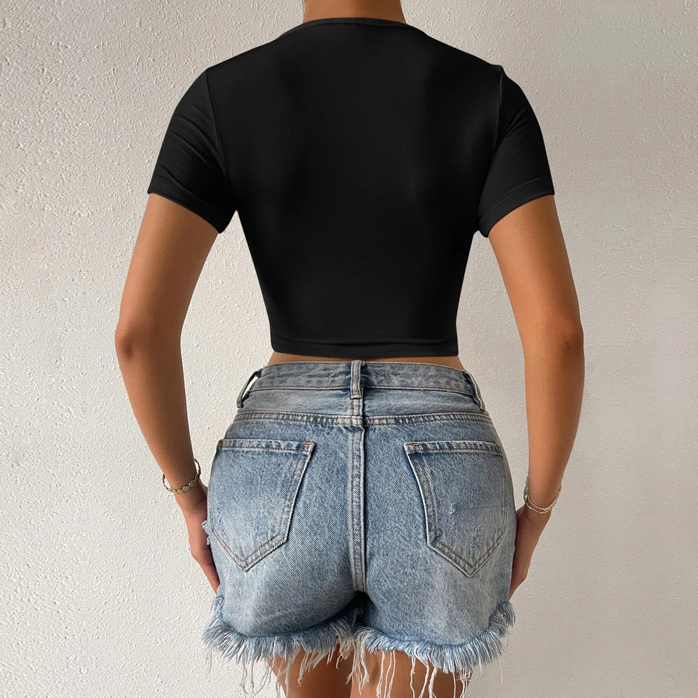 Moderne cropped V-hals T-shirt med draperet design
