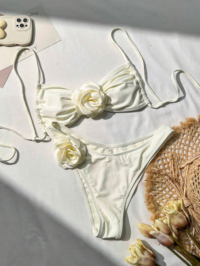 Feminint Baddräkt med Blommig Volangdetalj