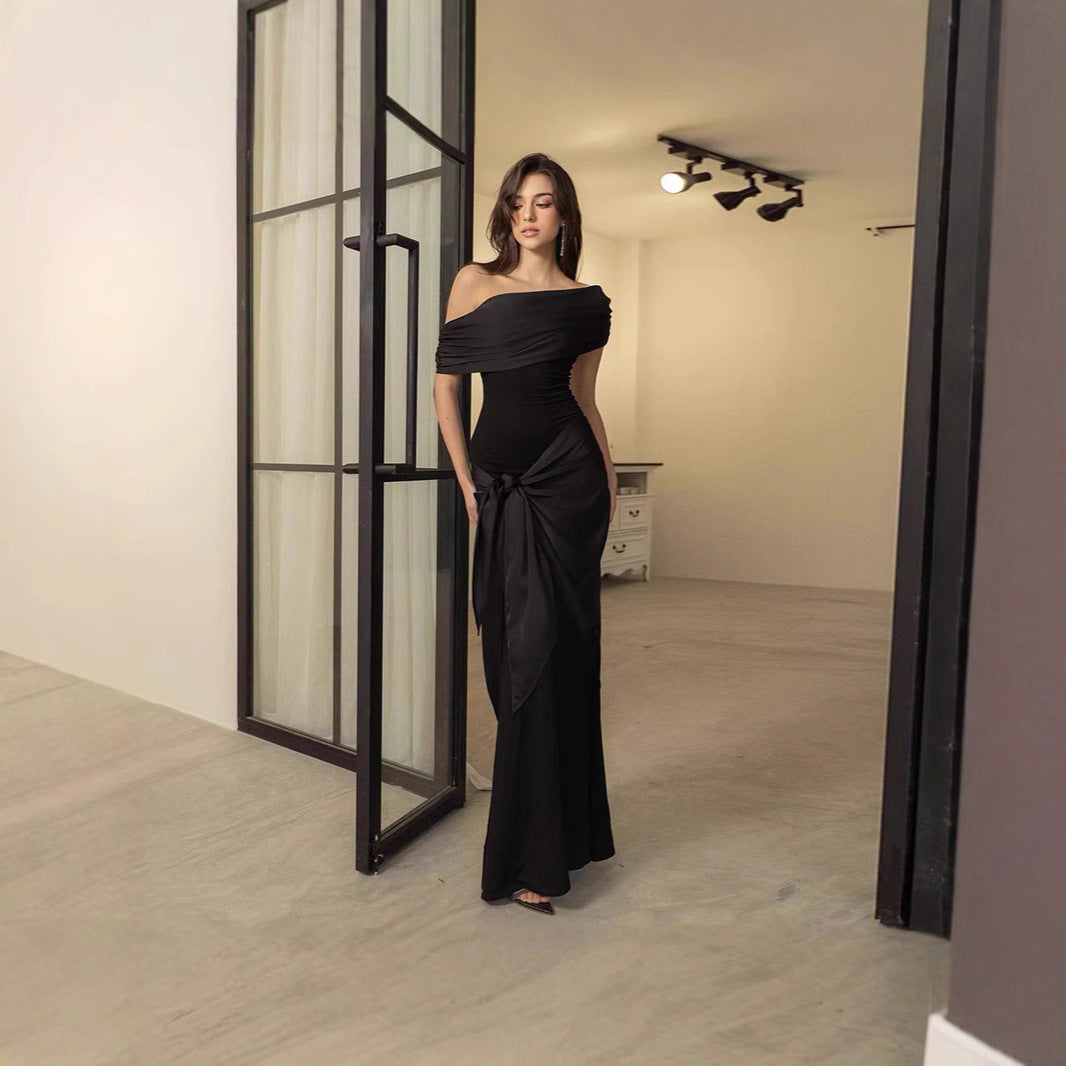 Fascinerande kvällsklänning med off-shoulder-design och skräddarsydd passform