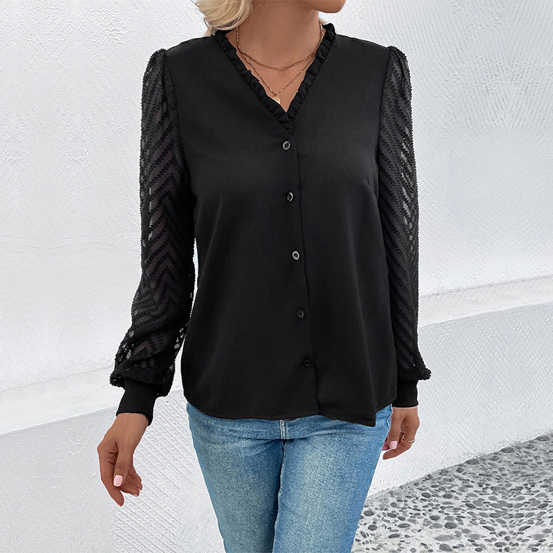 Feminine Bluse med Rynkede Detaljer og Delikat Spids