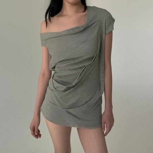 Asymmetrisk topp med stilren design från ModeEssens
