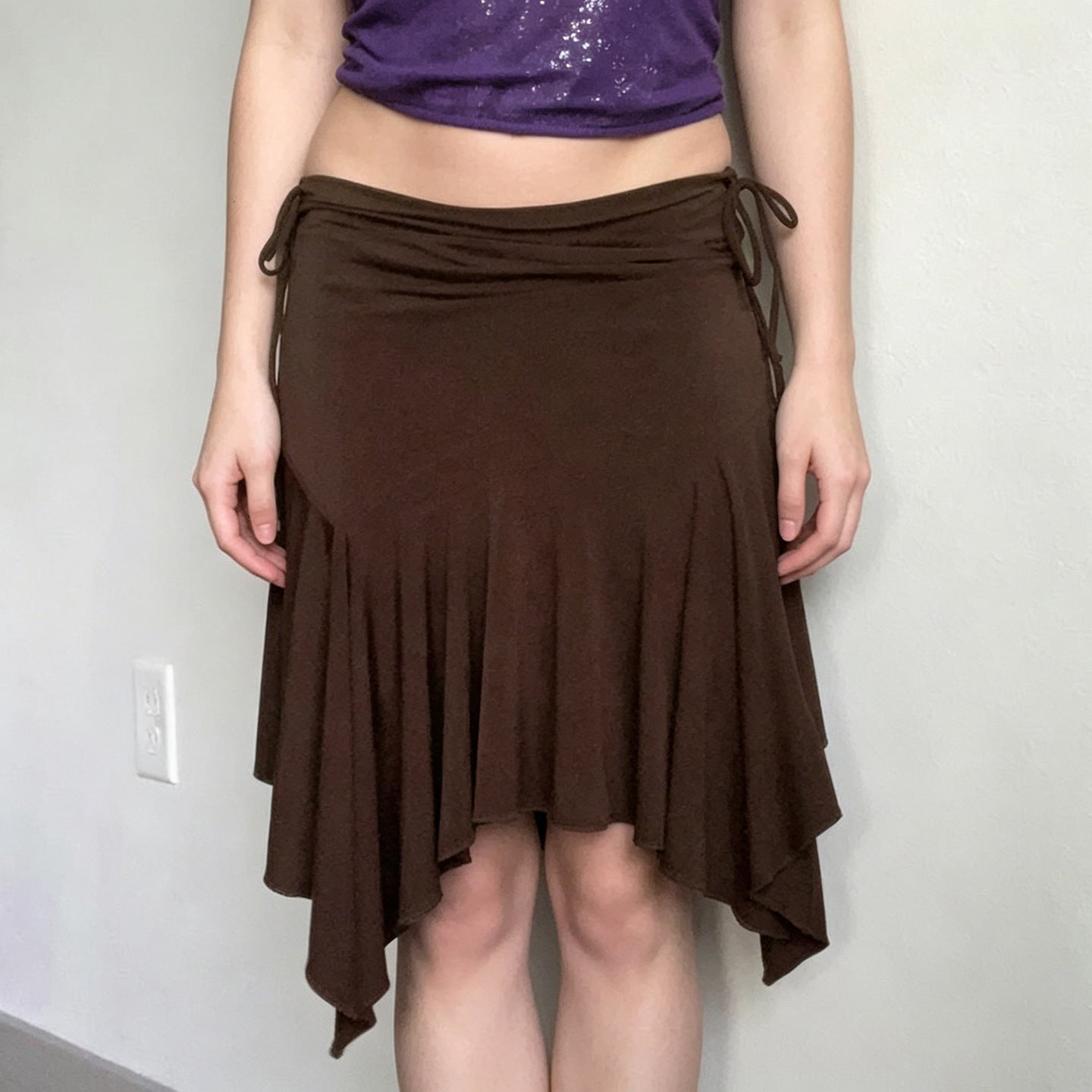 Elegant asymmetrisk svängkjol med figurnära passform