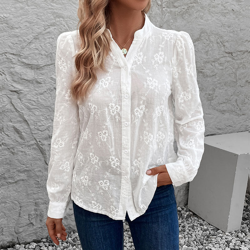 Elegant blus med blomsterbroderi och luftiga puffärmar