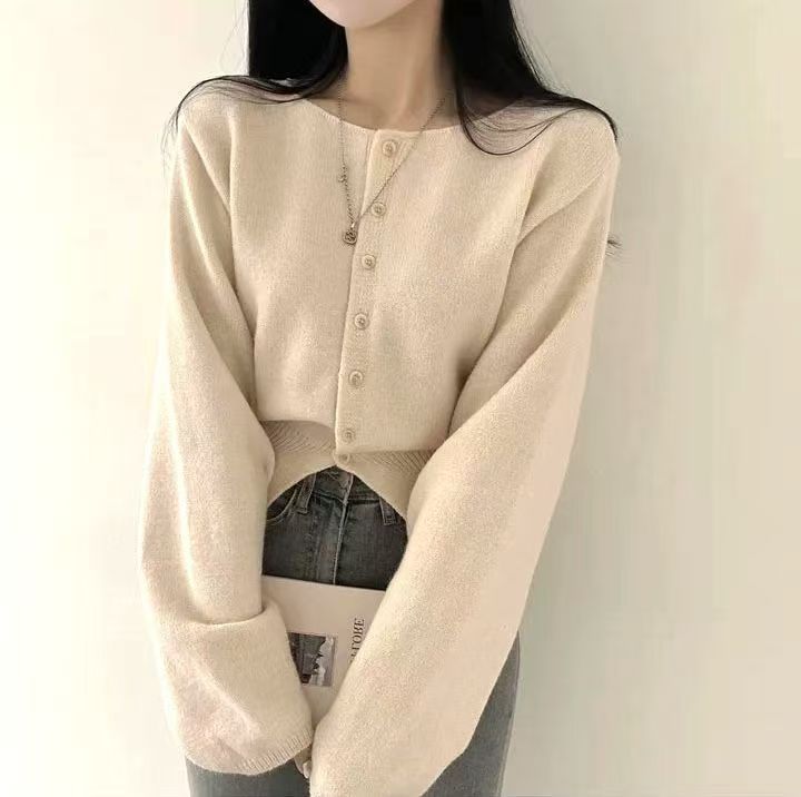 Kraftfuld Crop-Pullover med Knapdetaljer og Oversize Ærmer