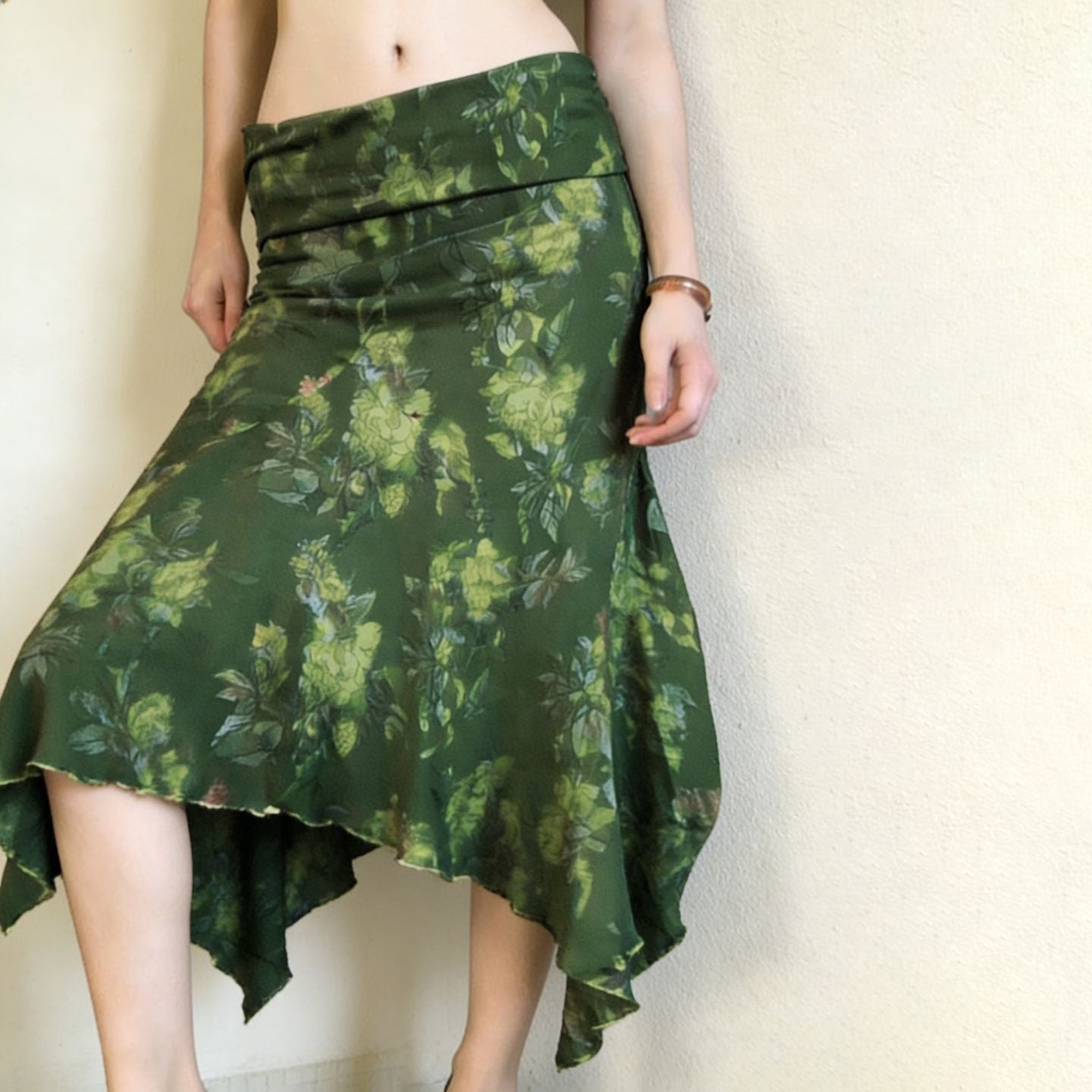 Asymmetrisk Wrapkjol med Blommönster och Stretchmidja