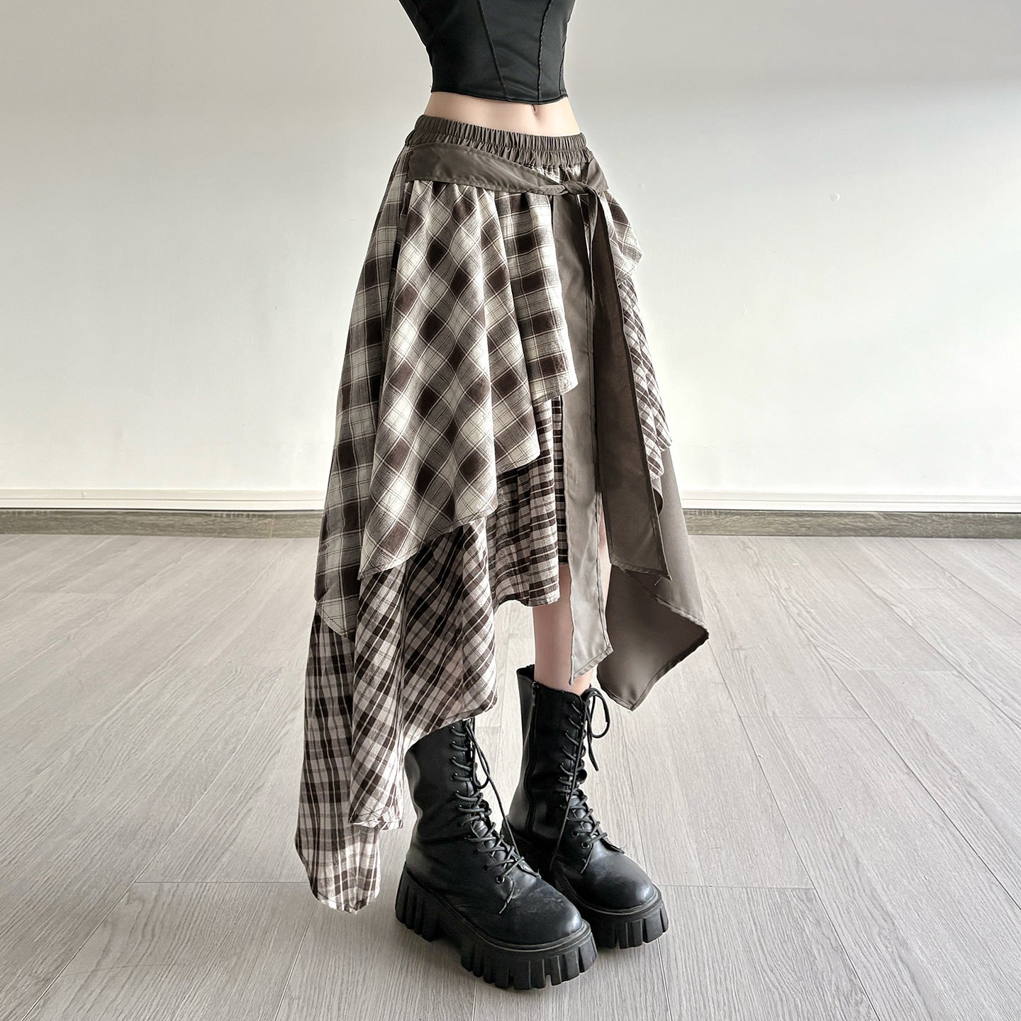 Asymmetrisk Wrapkjol med Rutig Mönster och Bred Midjeband