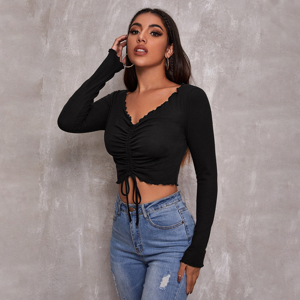 Moderne cropped top med snøring og delikate flæsedetaljer