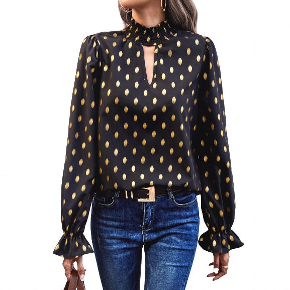 Feminin blus med moderna detaljer och glittrande inslag