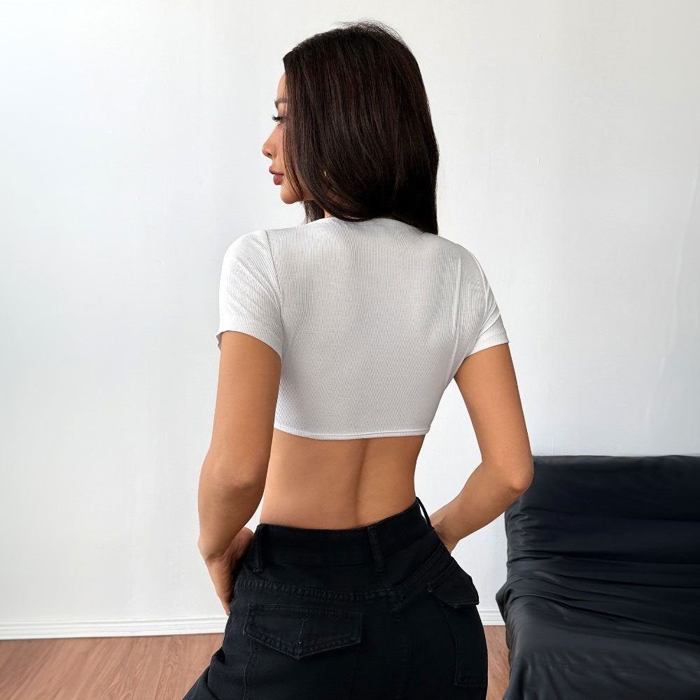 Elegant cropped skjorte med dyb V-hals og trendy detaljer