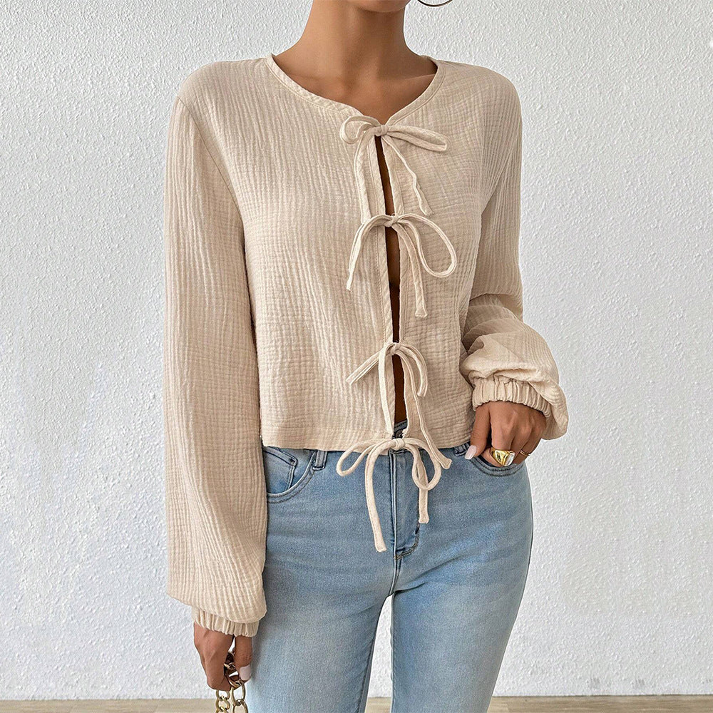 Elegant croppad blus med unika snörningar