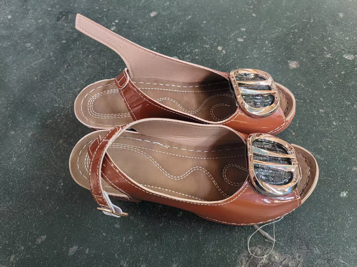 Eleganta Sling-Pumps för Damer med Stilfull Klack och Spänne