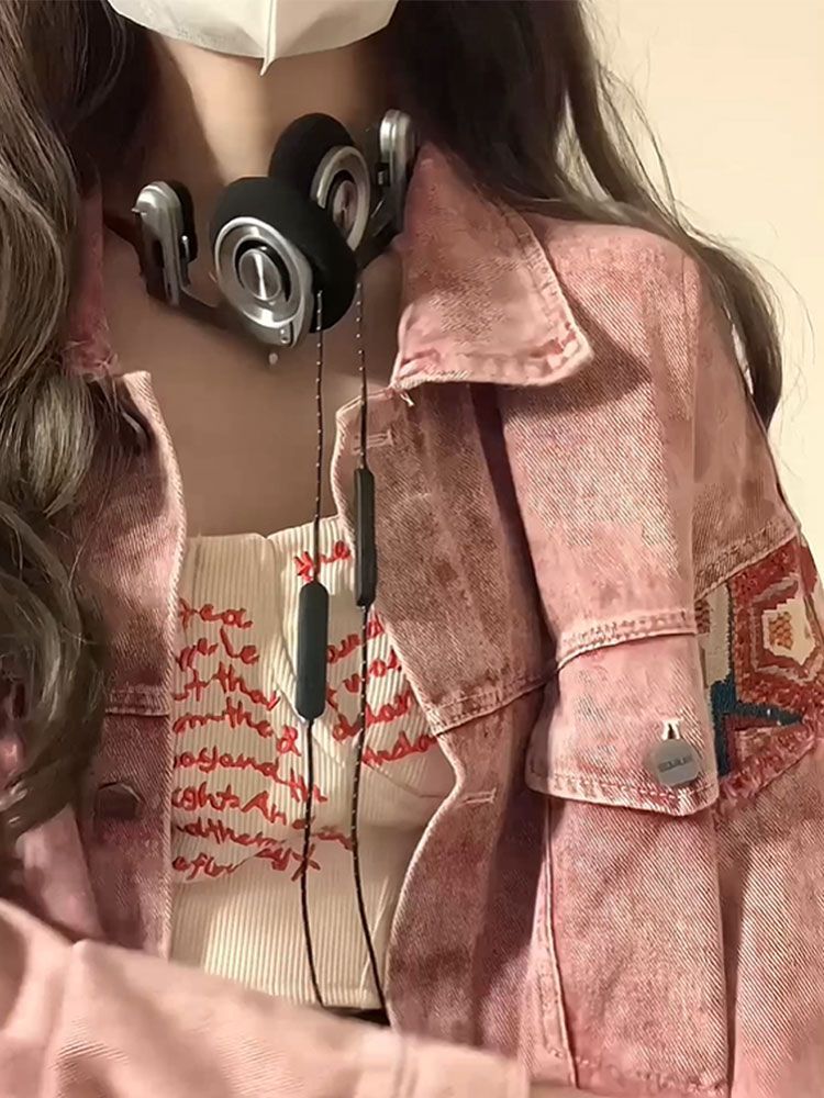 Sofistikeret Denimjakke med Unikke Broderier og Trendy Snit