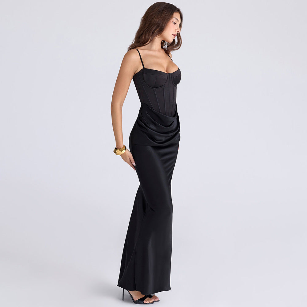 Elegant Aftonklänning med Figursydd Bodice och Flödande Kjol