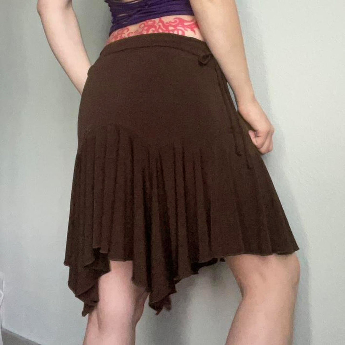 Elegant asymmetrisk svängkjol med figurnära passform