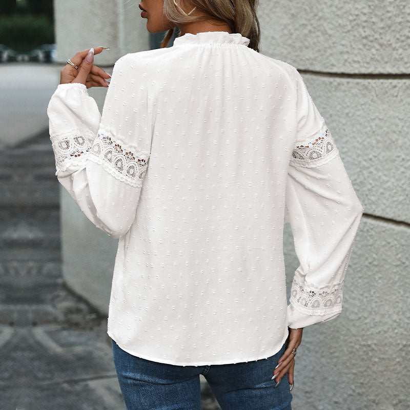 Feminin blus med rynkning och spetsdetaljer