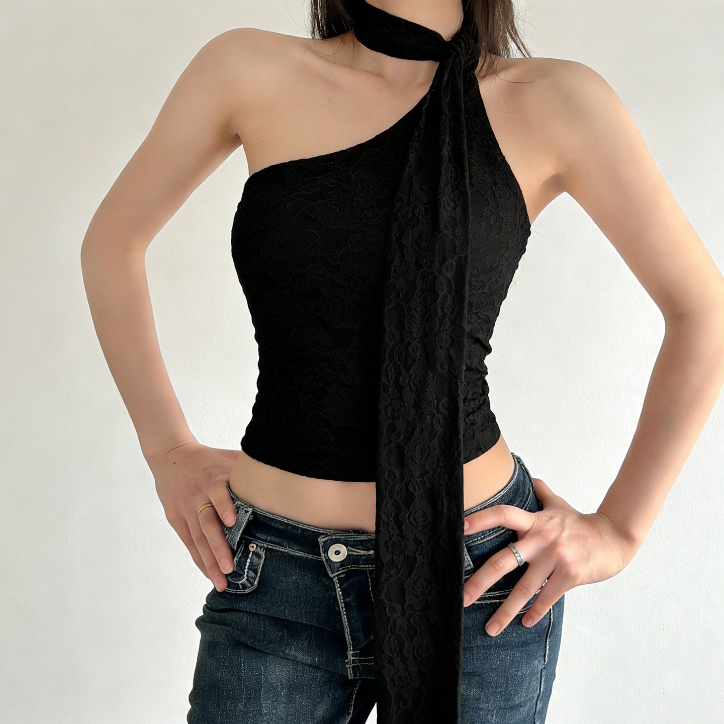 Asymmetrisk Top med Stilrent Halsband