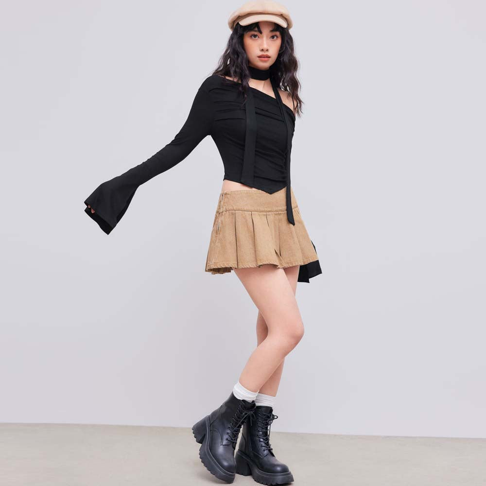 Moderne Crop-top med asymmetrisk design og drapering