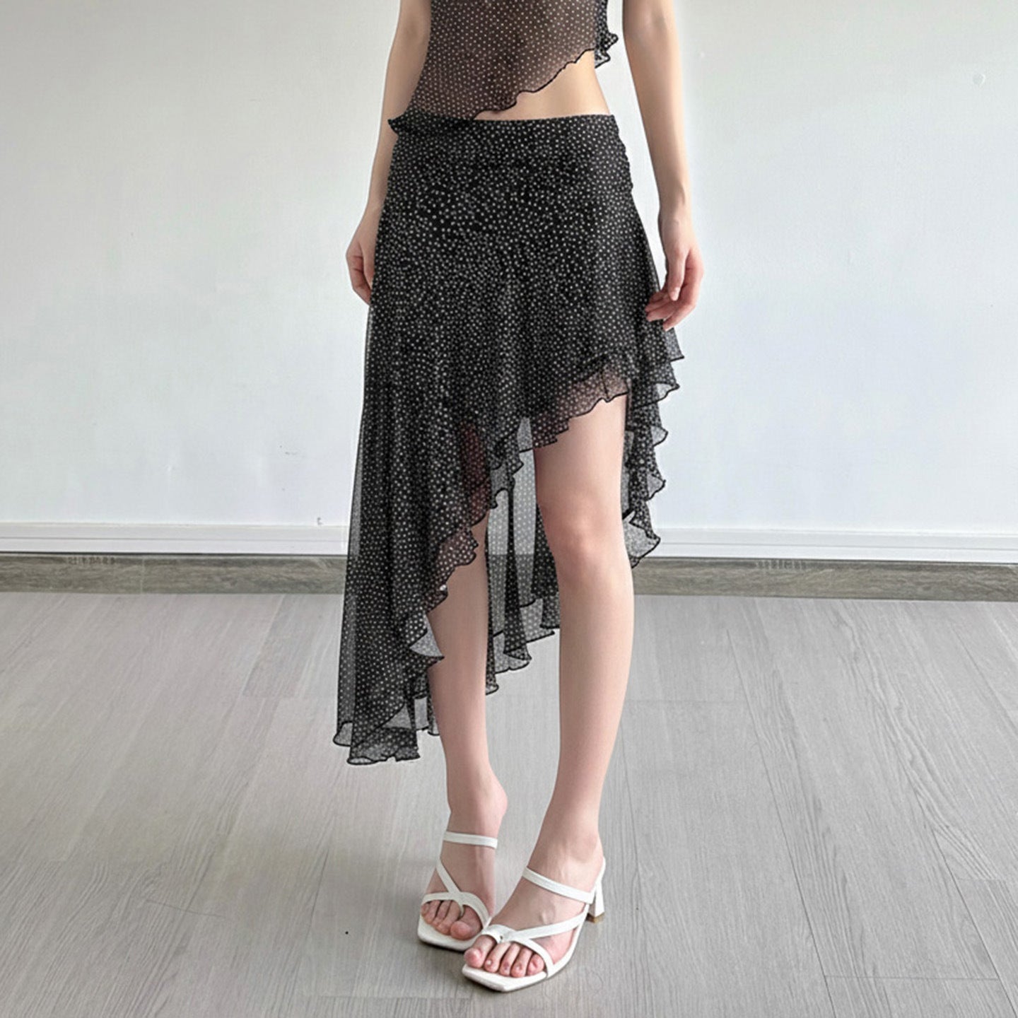 Asymmetrisk Volangkjol med Transparenta Detaljer - Starlit