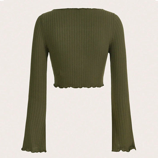 Sofistikeret cropped langærmet top med asymmetrisk kant og ruffle detaljer