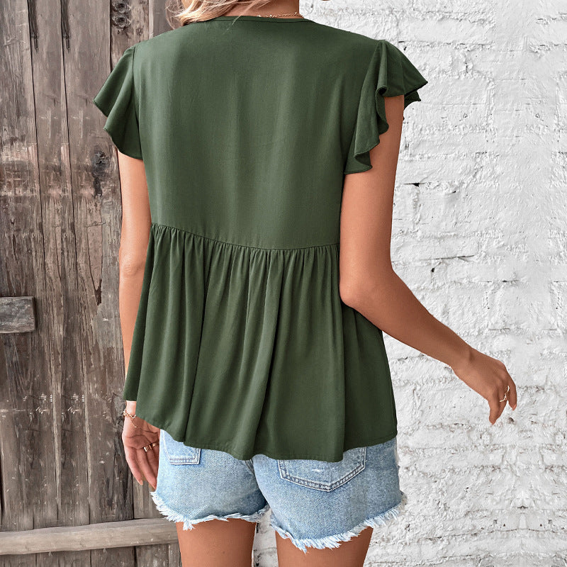 Feminin blus med volangdetaljer och knäppning
